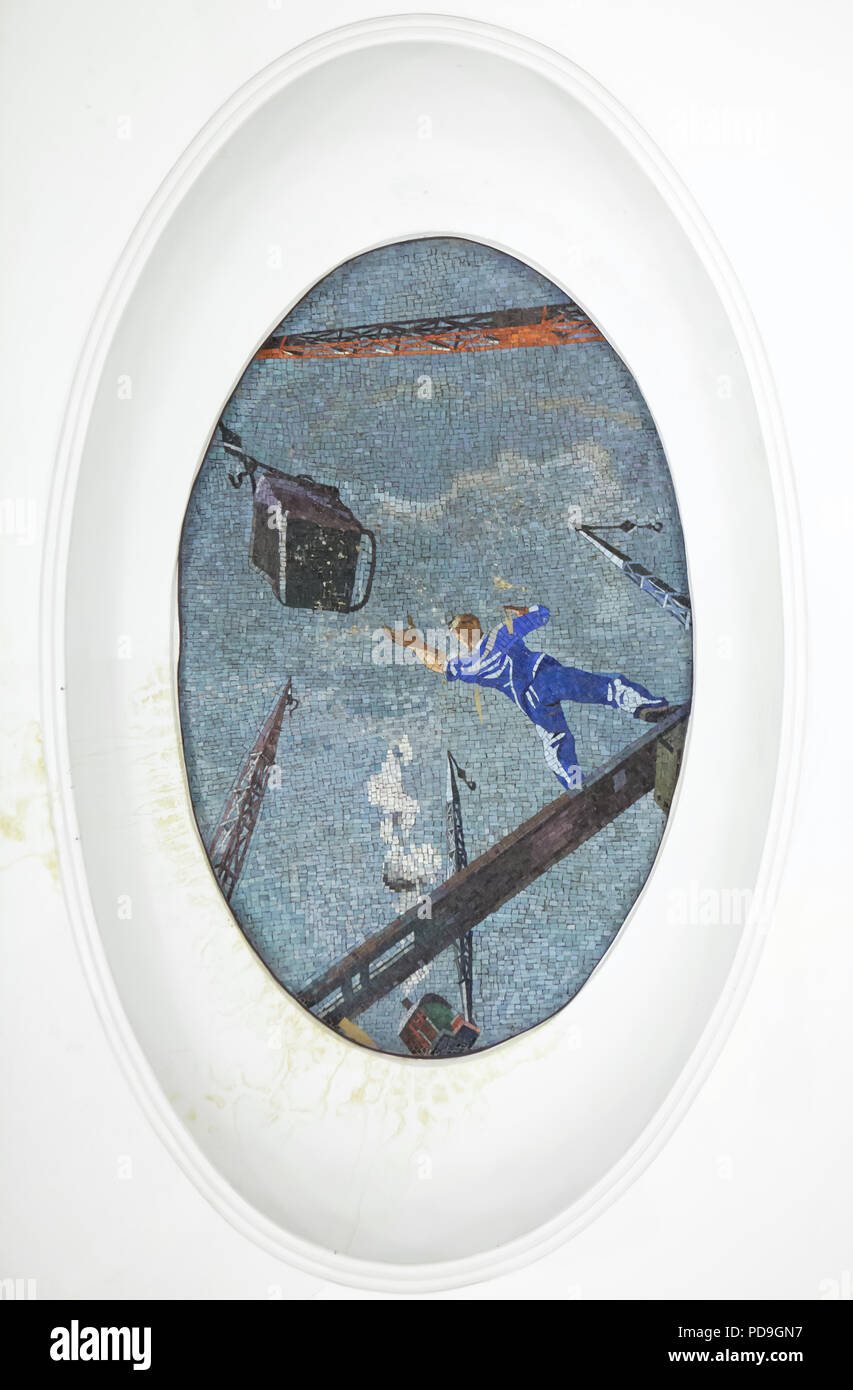 Travailleur de la construction de grande hauteur représenté dans le plafond mosaic conçu par l'artiste soviétique Alexander Deyneka dans la station de métro Mayakovskaya en Moscou, Russie. L'une des mosaïques de l'ensemble intitulé vingt-quatre heures dans le ciel soviétique assemblés par maître mosaïque russe Vladimir Frolov dans les années 1930. Banque D'Images