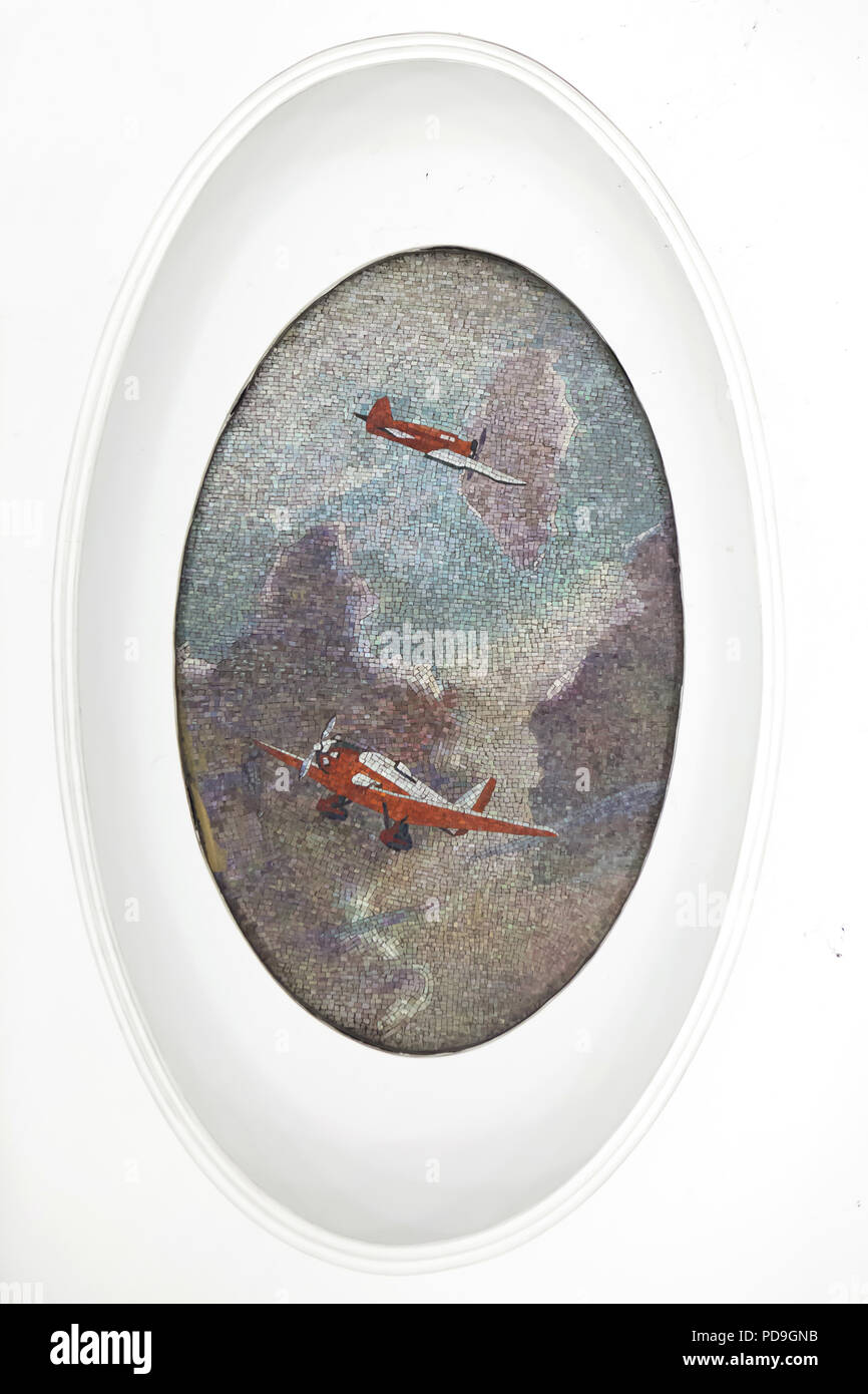 Deux avions volant dans le ciel représenté dans la mosaïque de plafond conçu par l'artiste soviétique Alexander Deyneka dans la station de métro Mayakovskaya en Moscou, Russie. L'une des mosaïques de l'ensemble intitulé vingt-quatre heures dans le ciel soviétique assemblés par maître mosaïque russe Vladimir Frolov dans les années 1930. Banque D'Images