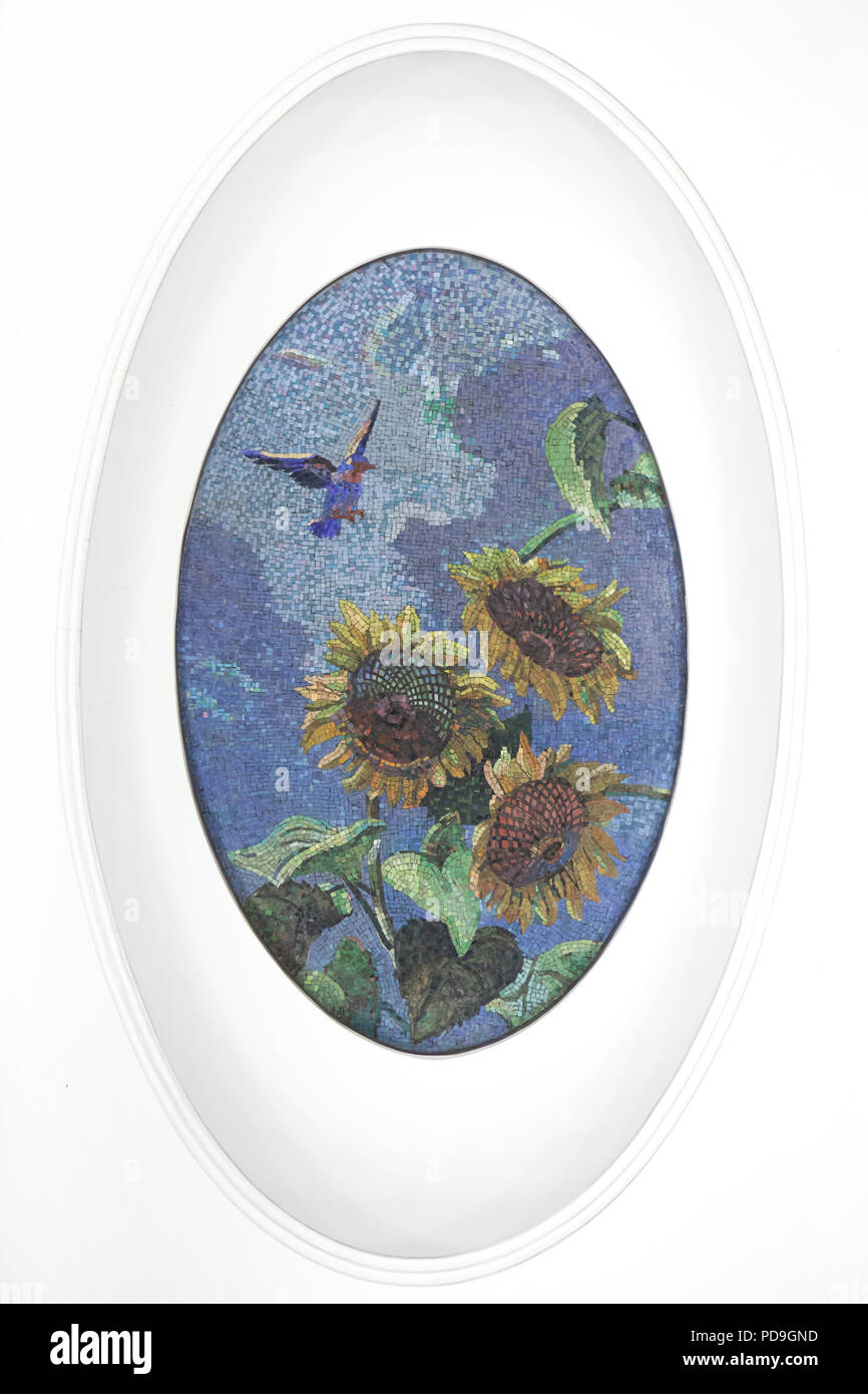 Le tournesol illustré dans la mosaïque de plafond conçu par l'artiste soviétique Alexander Deyneka dans la station de métro Mayakovskaya en Moscou, Russie. L'une des mosaïques de l'ensemble intitulé vingt-quatre heures dans le ciel soviétique assemblés par maître mosaïque russe Vladimir Frolov dans les années 1930. Banque D'Images