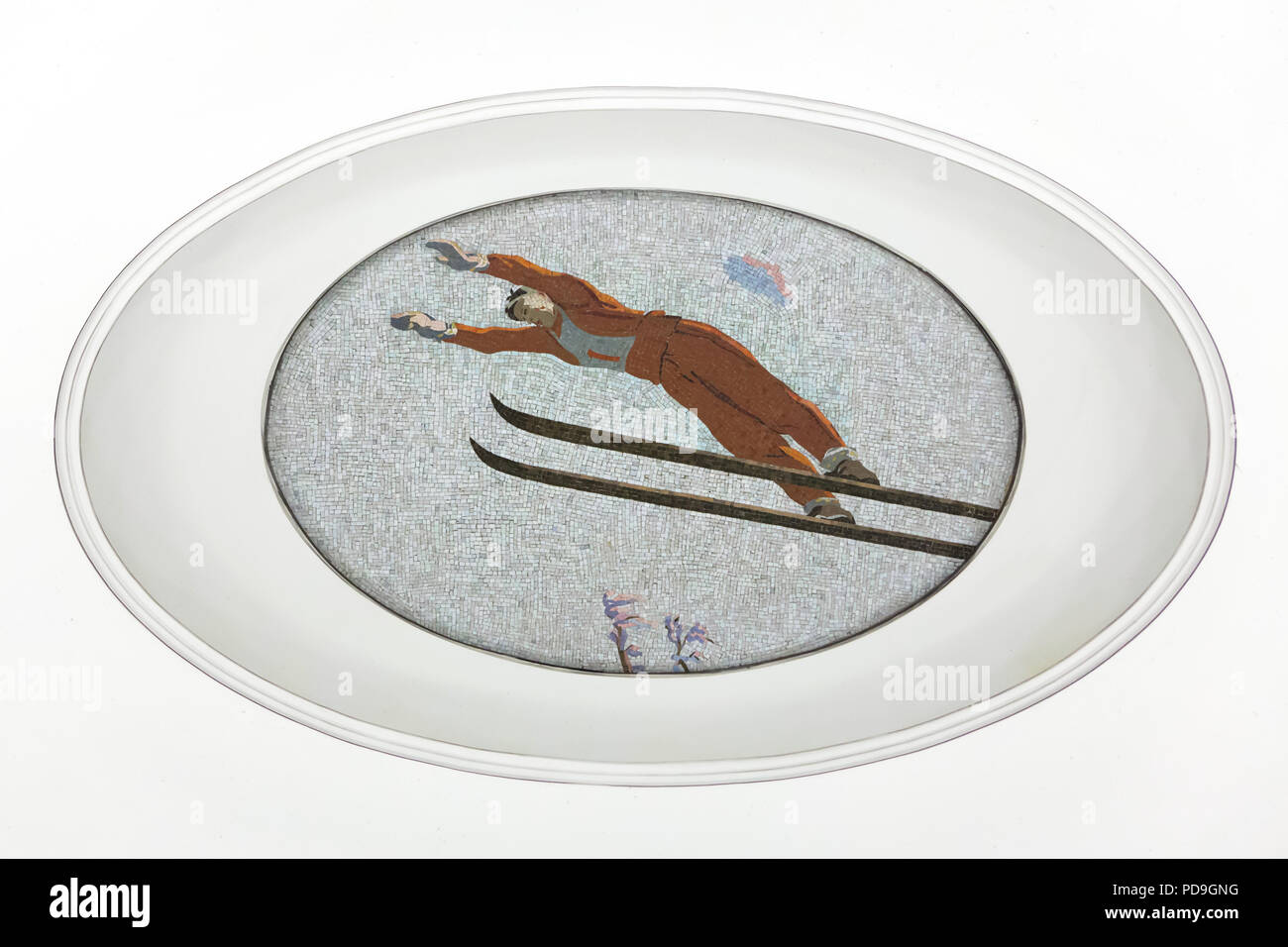 Cavalier Ski représenté dans la mosaïque de plafond conçu par l'artiste soviétique Alexander Deyneka dans la station de métro Mayakovskaya en Moscou, Russie. L'une des mosaïques de l'ensemble intitulé vingt-quatre heures dans le ciel soviétique assemblés par maître mosaïque russe Vladimir Frolov dans les années 1930. Banque D'Images