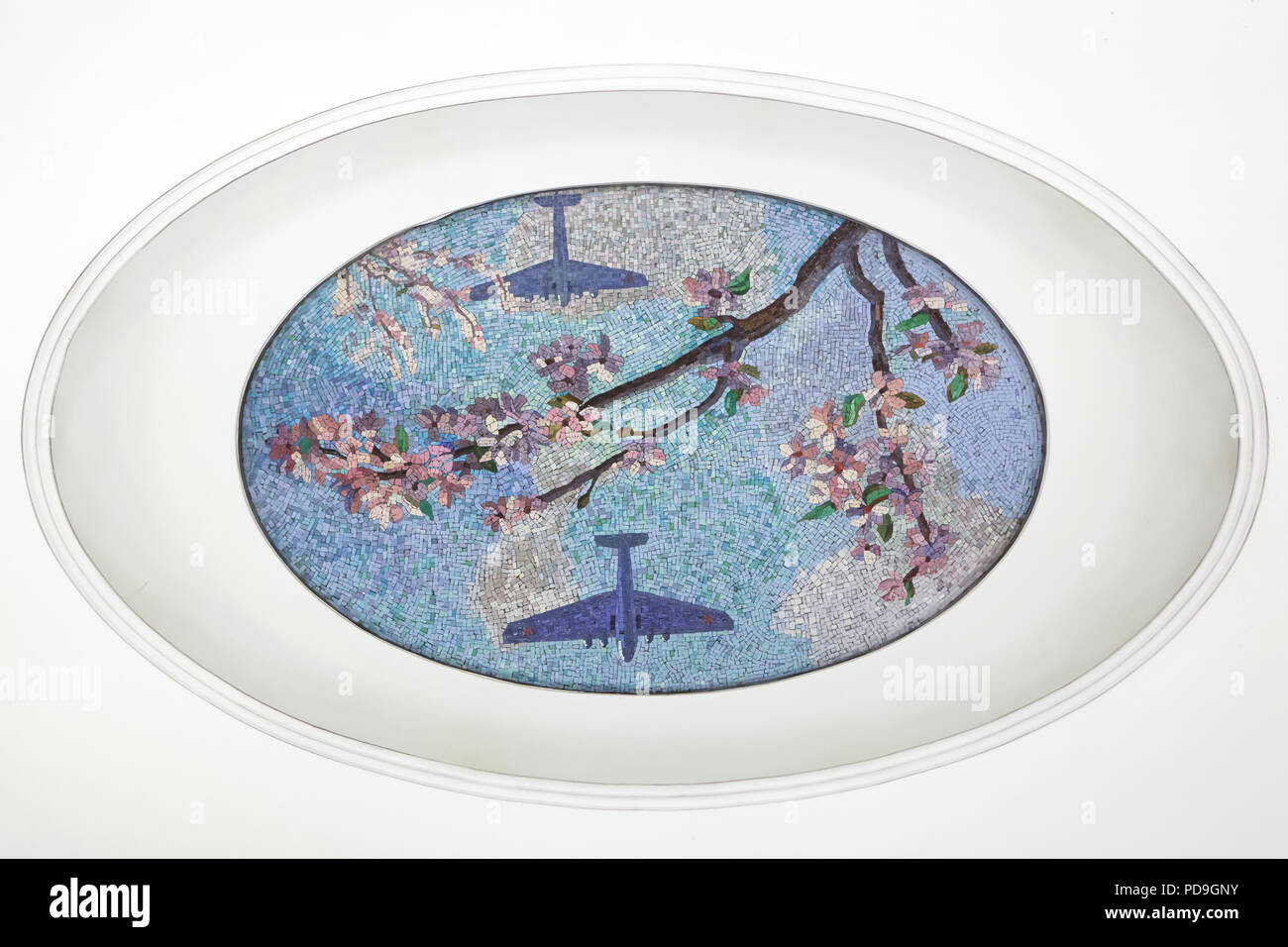 Deux avions soviétiques survolant les fleurs de pommier représenté dans la mosaïque de plafond conçu par l'artiste soviétique Alexander Deyneka dans la station de métro Mayakovskaya en Moscou, Russie. L'une des mosaïques de l'ensemble intitulé vingt-quatre heures dans le ciel soviétique assemblés par maître mosaïque russe Vladimir Frolov dans les années 1930. Banque D'Images
