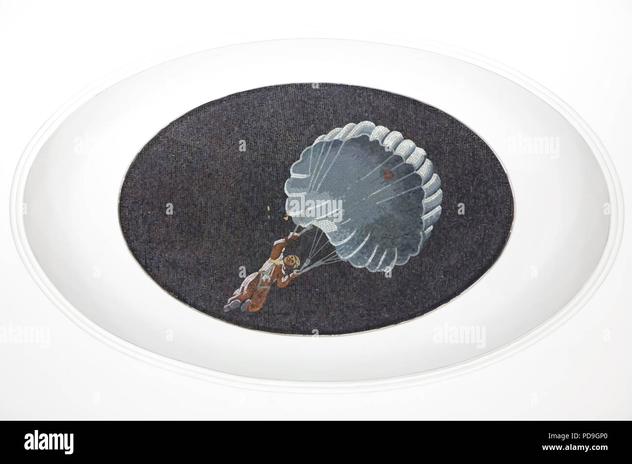 Saut de nuit parachutiste représenté dans la mosaïque de plafond conçu par l'artiste soviétique Alexander Deyneka dans la station de métro Mayakovskaya en Moscou, Russie. L'une des mosaïques de l'ensemble intitulé vingt-quatre heures dans le ciel soviétique assemblés par maître mosaïque russe Vladimir Frolov dans les années 1930. Banque D'Images