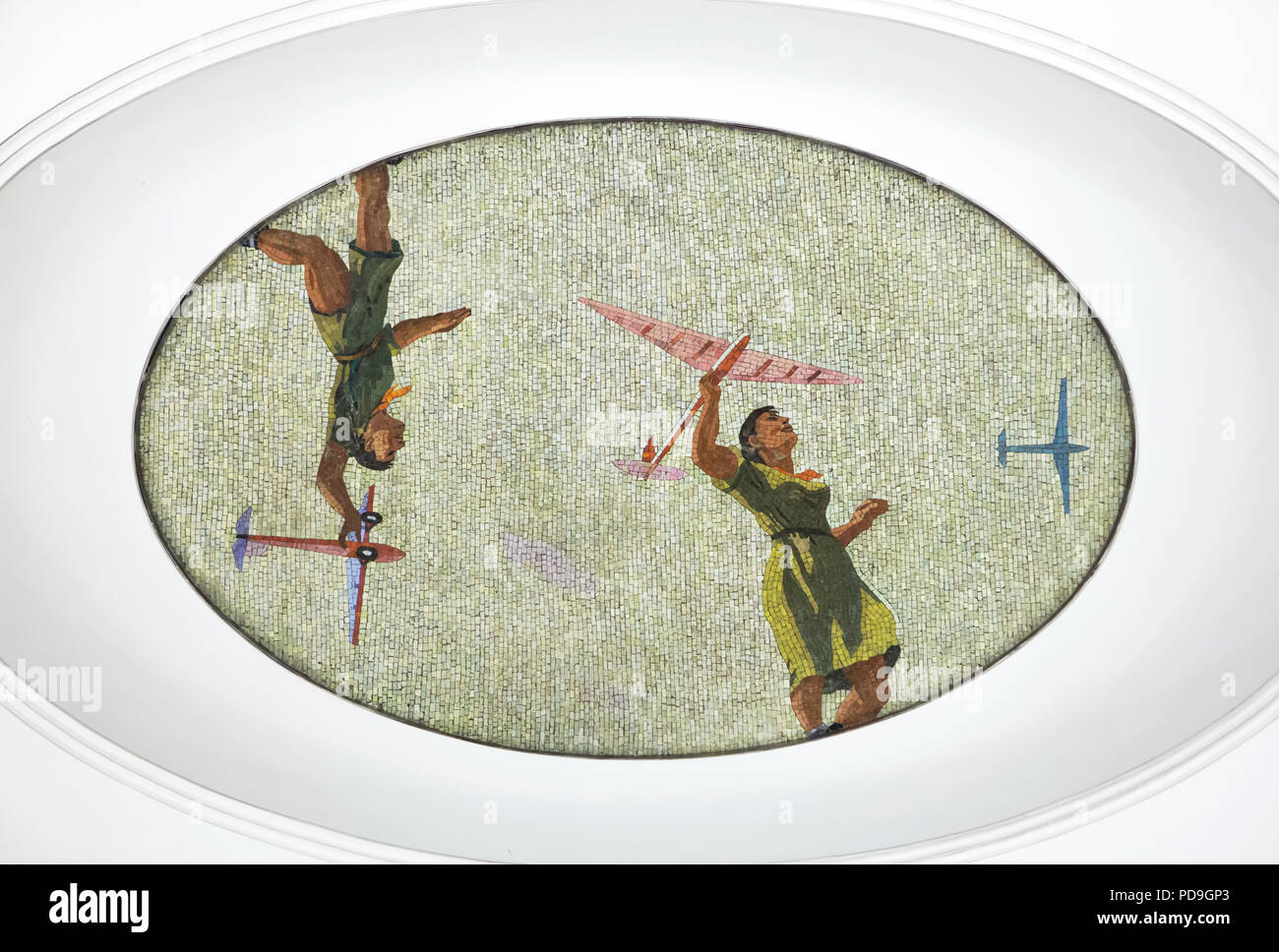 Pionniers soviétique sont engagés dans l'aéromodélisme mosaïque plafond conçu par l'artiste soviétique Alexander Deyneka dans la station de métro Mayakovskaya en Moscou, Russie. L'une des mosaïques de l'ensemble intitulé vingt-quatre heures dans le ciel soviétique assemblés par maître mosaïque russe Vladimir Frolov dans les années 1930. Banque D'Images