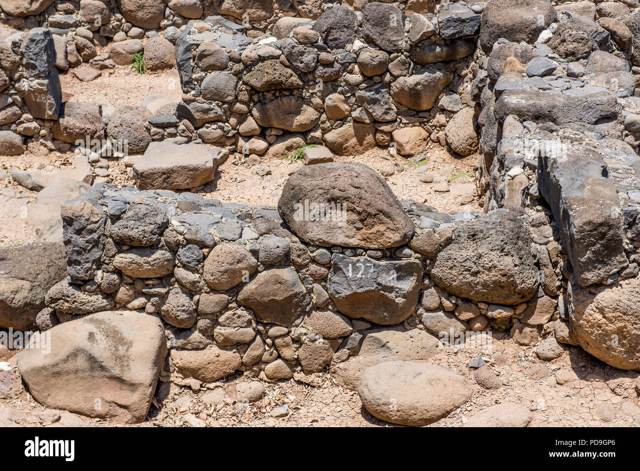 Détail des ruines du village de basalte sombre Capharnaüm, sur les bords de la mer de Galilée, où Jésus et saint Pierre a vécu et rencontré Andrew, J Banque D'Images