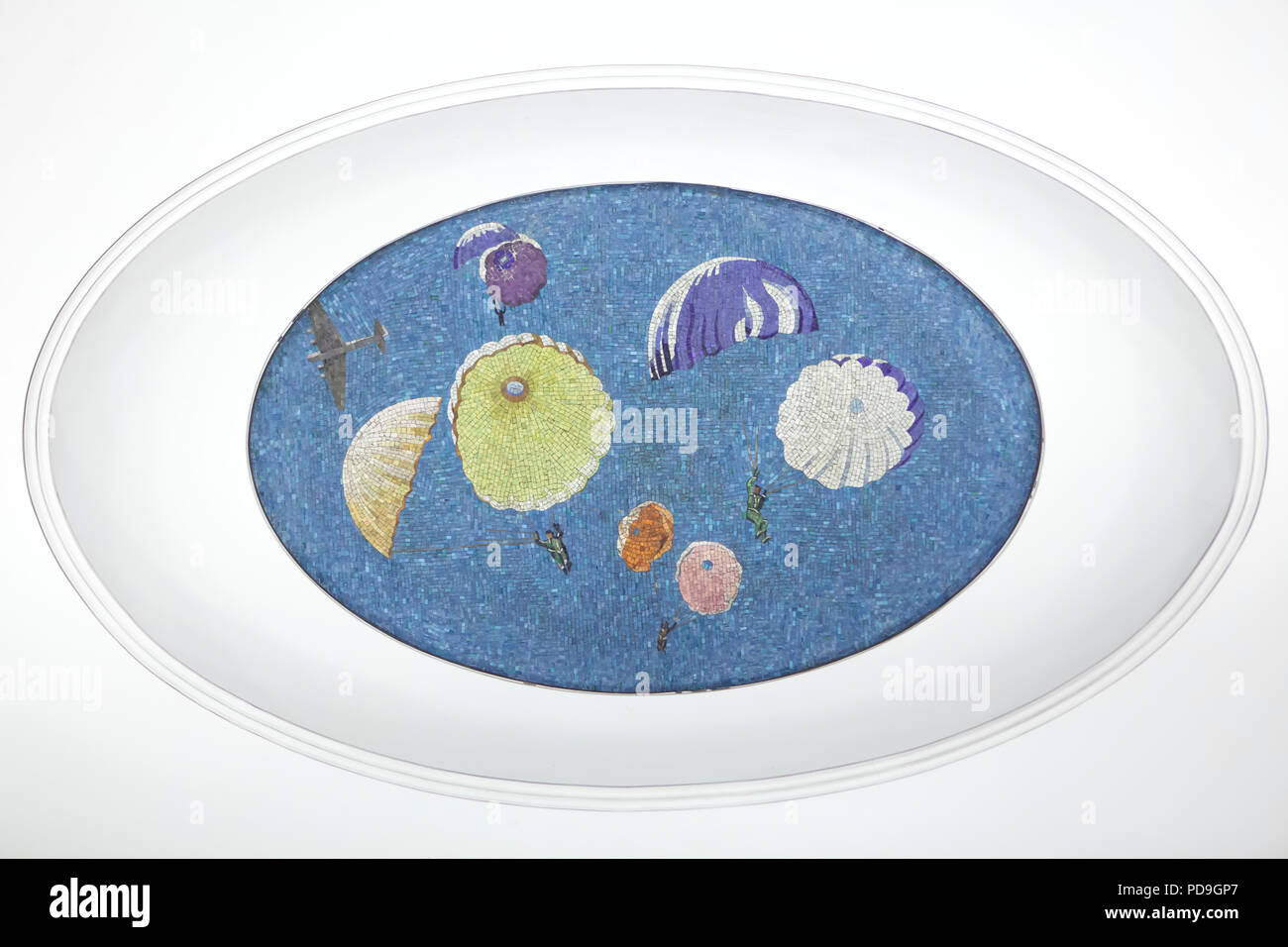 Les parachutistes sautant le matin représenté dans la mosaïque de plafond conçu par l'artiste soviétique Alexander Deyneka dans la station de métro Mayakovskaya en Moscou, Russie. L'une des mosaïques de l'ensemble intitulé vingt-quatre heures dans le ciel soviétique assemblés par maître mosaïque russe Vladimir Frolov dans les années 1930. Banque D'Images