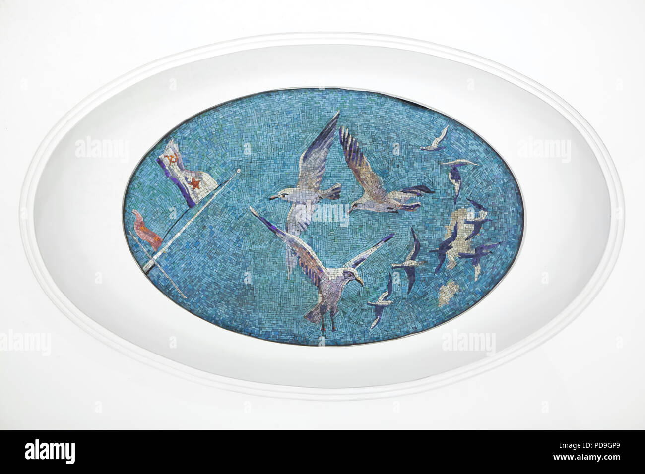 Vol de mouettes sur l'enseigne navale soviétique représentée dans la mosaïque de plafond conçu par l'artiste soviétique Alexander Deyneka dans la station de métro Mayakovskaya en Moscou, Russie. L'une des mosaïques de l'ensemble intitulé vingt-quatre heures dans le ciel soviétique assemblés par maître mosaïque russe Vladimir Frolov dans les années 1930. Banque D'Images