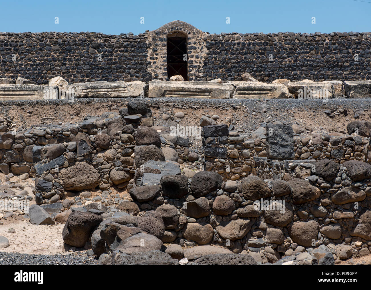 Mur des ruines du village de basalte sombre Capharnaüm, sur les bords de la mer de Galilée, où Jésus et saint Pierre a vécu et s'est réuni Banque D'Images