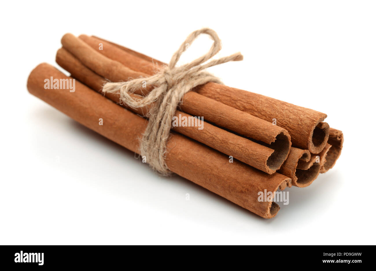 Ensemble d'сinnamon sticks isolated on white Banque D'Images