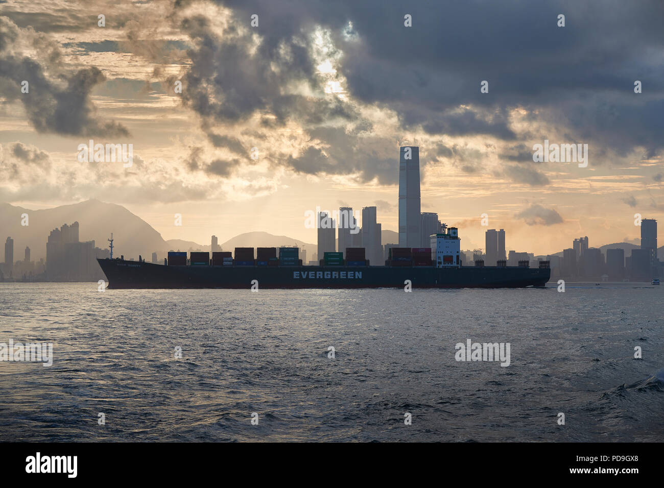 Evergreen Container Ship, jamais de friandises, traversant le port de Victoria, vedette de l'Kwai Tsing Terminal à conteneurs, Hong Kong. Banque D'Images