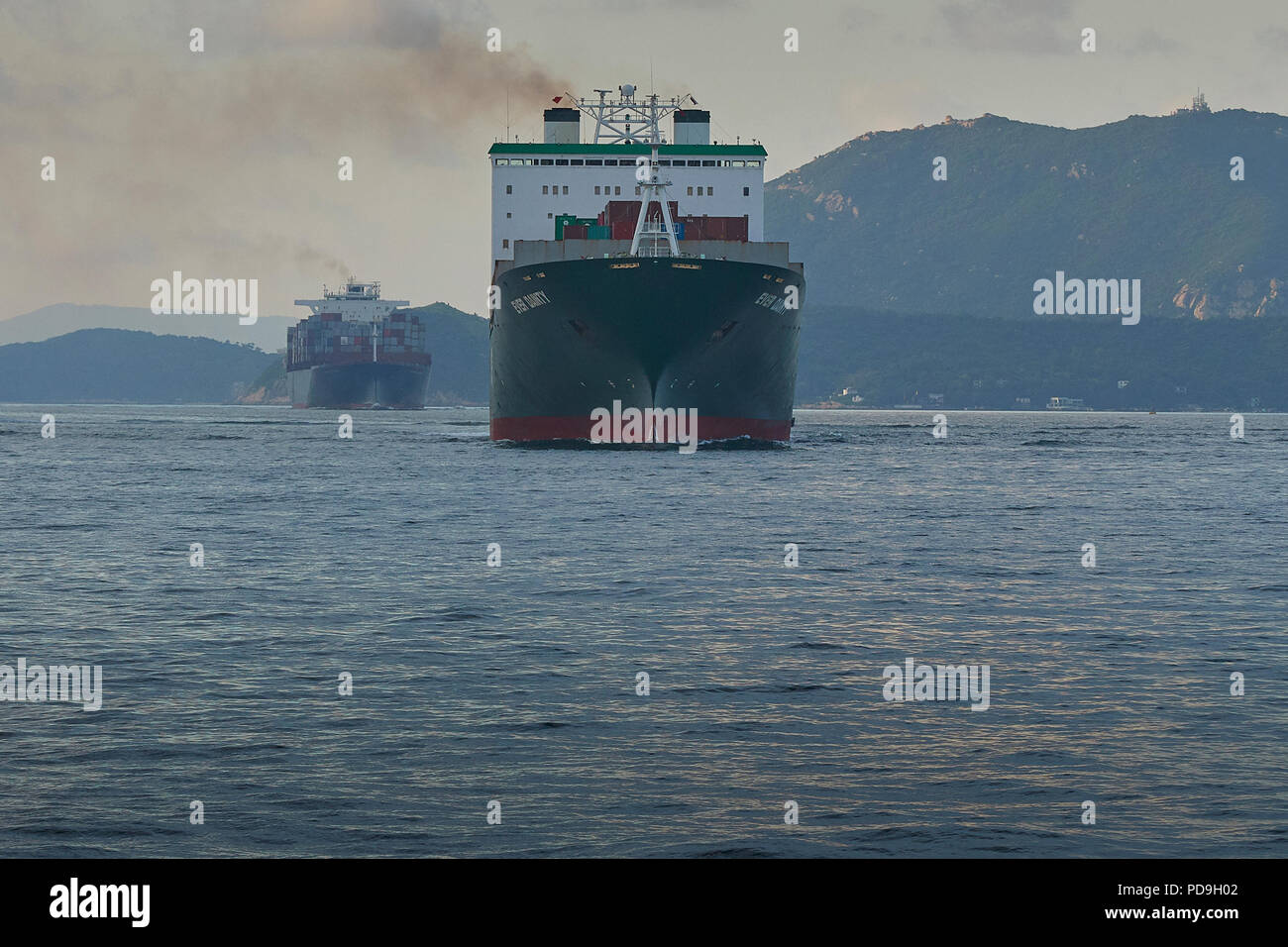 Evergreen Container Ship, jamais de friandises, dans le chenal de navigation, l'Lamma vedette de l'Kwai Tsing Terminal à conteneurs, Hong Kong. Banque D'Images
