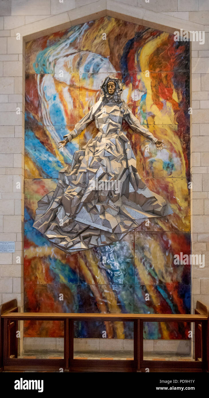 Nazareth, Israël 17 Mai 2018 : Dramatique sculture et peinture de la Vierge Marie dans la basilique de l'Annonciation, donné par les Chrétiens de la Banque D'Images