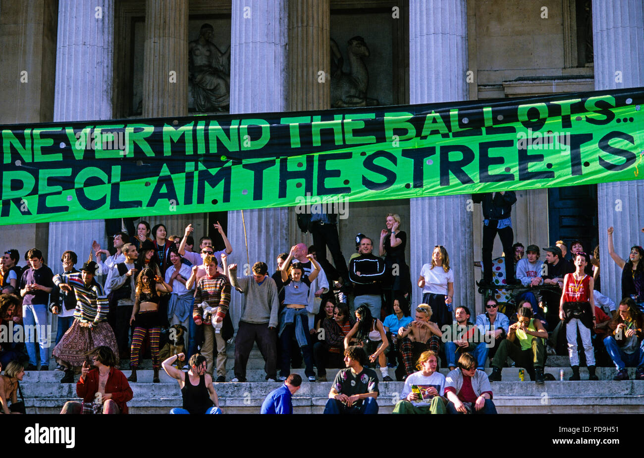 Reclaim the Streets mouvement anti Voiture, Trafalgar Square, London, England, UK, FR. Banque D'Images