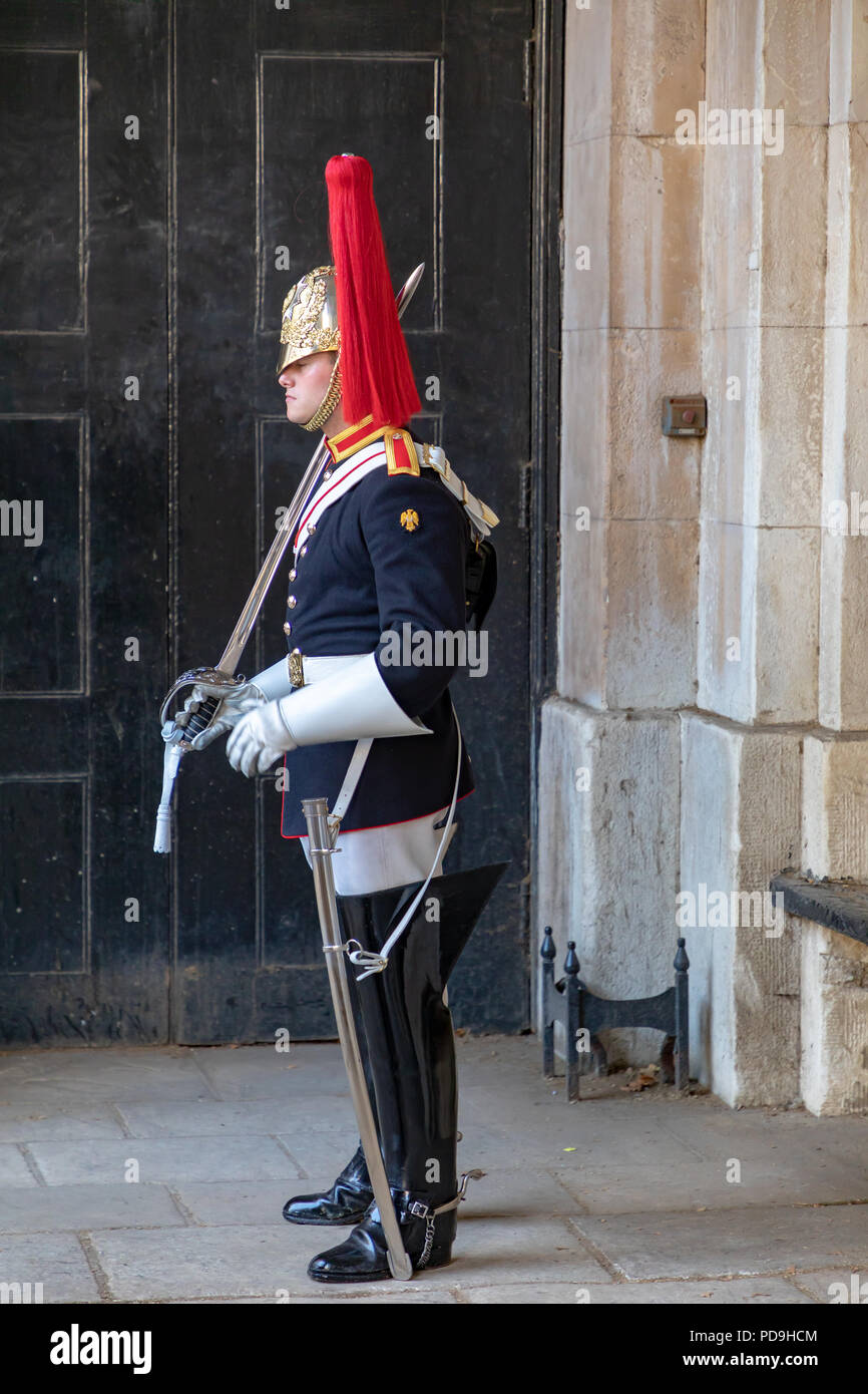 Angleterre Londres, 04 août 2018 Un soldat du blues et de la famille royale de cavalerie sur service de sentinelle au Horse Guards Parade Banque D'Images