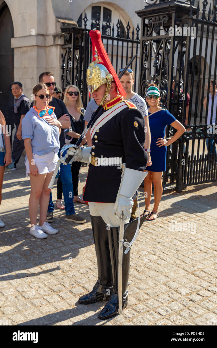 Angleterre Londres, 04 août 2018 Un soldat du blues et de la famille royale de cavalerie sur service de sentinelle au Horse Guards Parade Banque D'Images