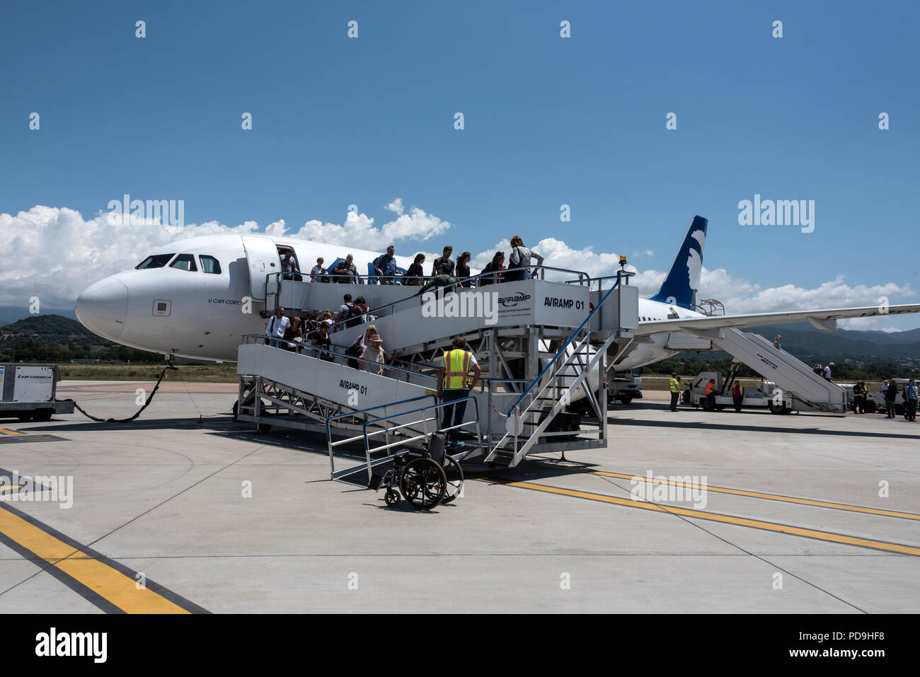 Les passagers débarquant d'un Air Corsica 320 Airbus à l'aéroport Napoléon Bonaparte d'Ajaccio près d'Ajaccio en Corse, France. Banque D'Images