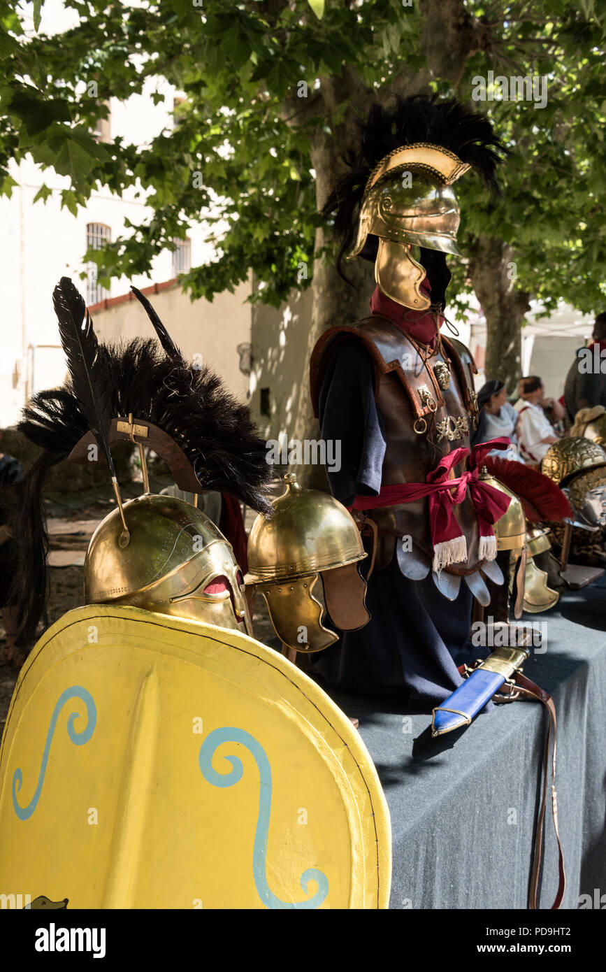 Une rangée de casques de gladiateurs de l'afficheur pendant un week-end de l'événement historique qui a eu lieu à l'intérieur des murs de la citadelle d'Ajaccio à Ajaccio en Corse, France. Banque D'Images