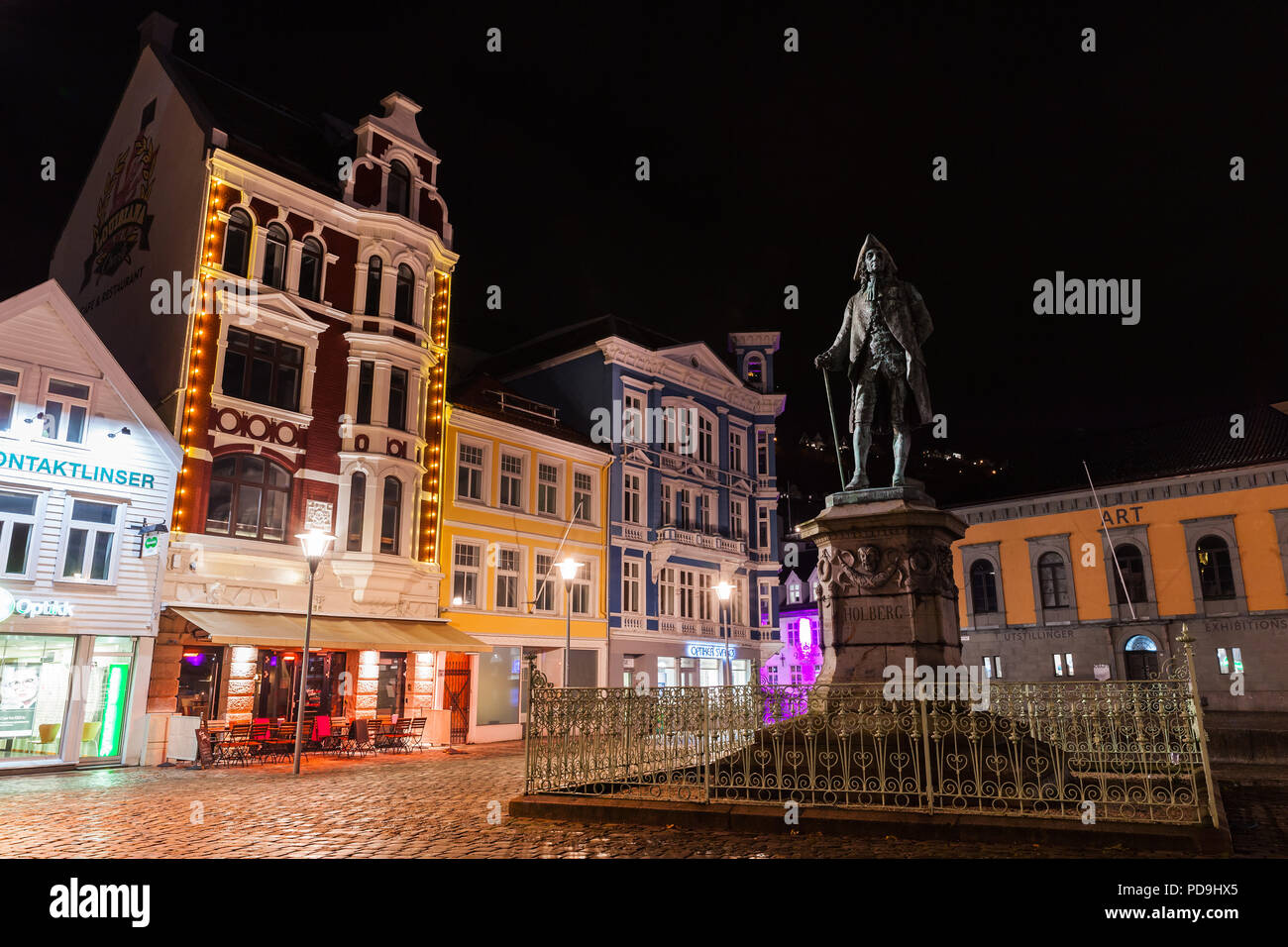 Bergen, Norvège - 17 novembre 2017 : Bergen la nuit, ville vide square Banque D'Images
