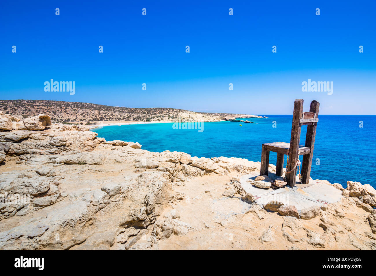 Le tropical plage de Tripiti à la pointe sud de l'île de Gavdos et l'Europe aussi, avec le fameux géant chaise en bois, la Grèce. Banque D'Images