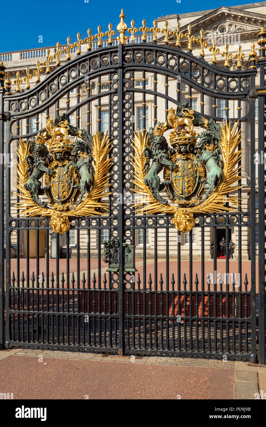 Angleterre Londres, 05 août 2018 Royal Crest sur la porte du palais de Buckingham, la résidence londonienne de Sa Majesté la reine Elizabeth 2e Banque D'Images