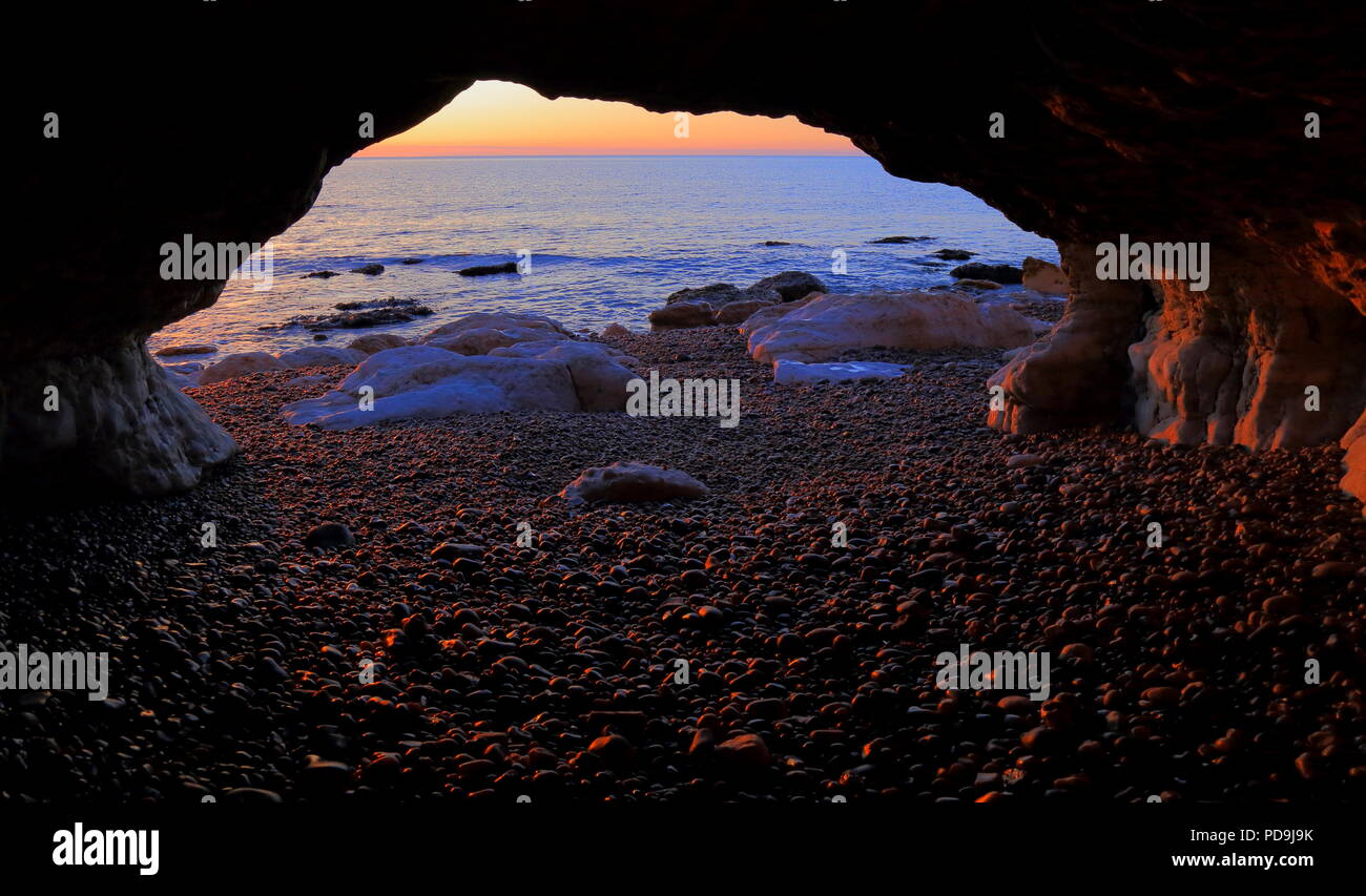 Voir à partir de la grotte de la mer sous la tête de la bière dans le Devon au lever du soleil sur la côte jurassique Site du patrimoine mondial naturel Banque D'Images