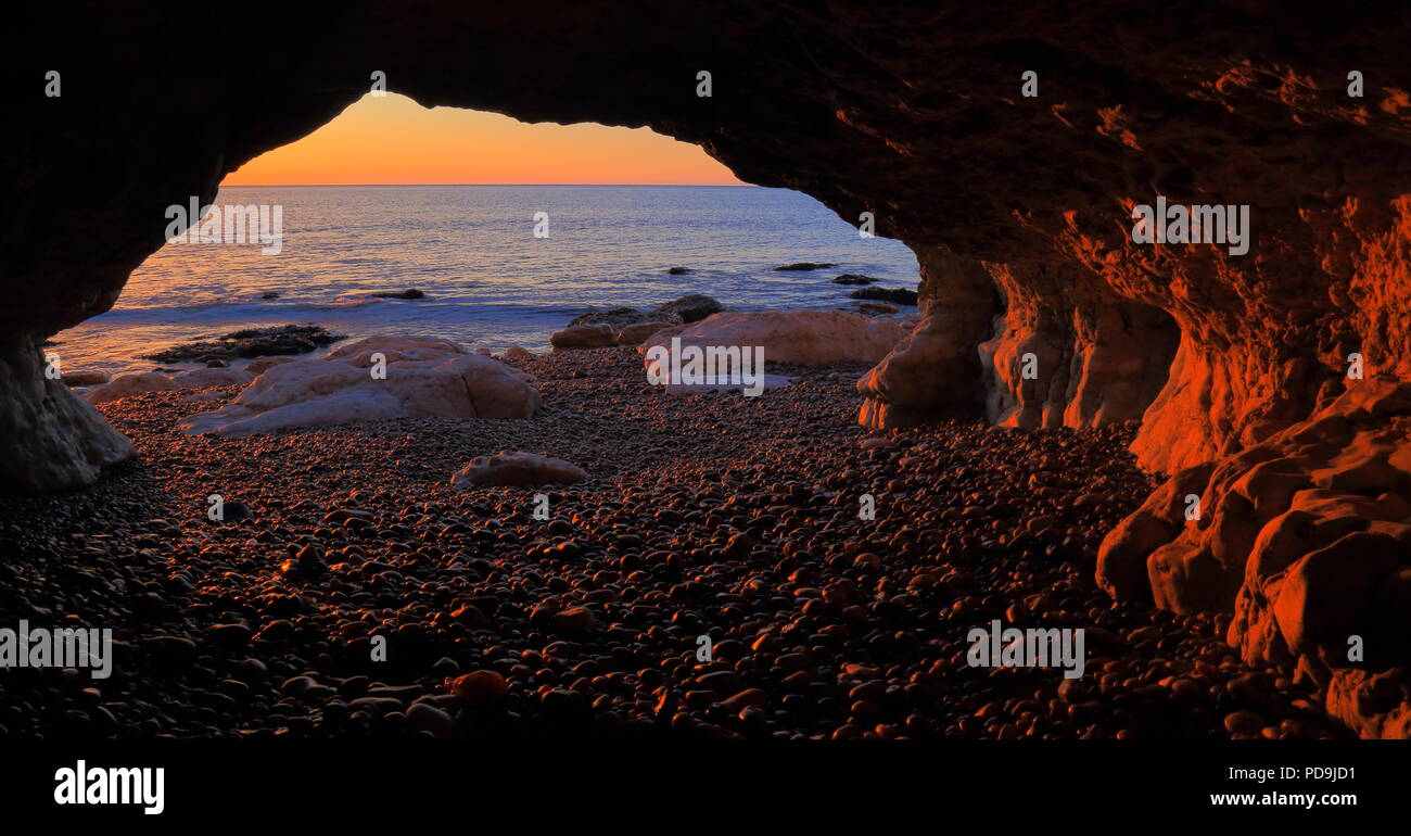 Voir à partir de la grotte de la mer sous la tête de la bière dans le Devon au lever du soleil sur la côte jurassique Site du patrimoine mondial naturel Banque D'Images