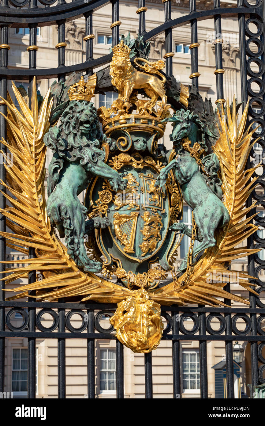 Angleterre Londres, 05 août 2018 Royal Crest sur la porte du palais de Buckingham, la résidence londonienne de Sa Majesté la reine Elizabeth 2e Banque D'Images