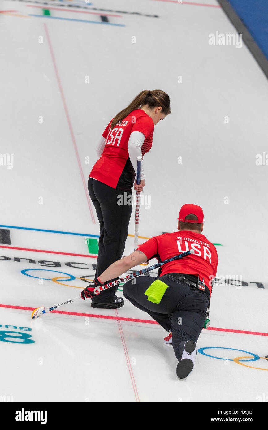 Matt et Rebecca Hamilton (USA) qui se font concurrence dans le double mixte, round robin de curling aux Jeux Olympiques d'hiver de PyeongChang 2018 Banque D'Images