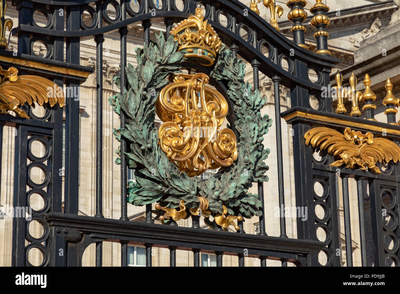 Angleterre Londres, 05 août 2018 Royal Crest sur la porte du palais de Buckingham, la résidence londonienne de Sa Majesté la reine Elizabeth 2e Banque D'Images