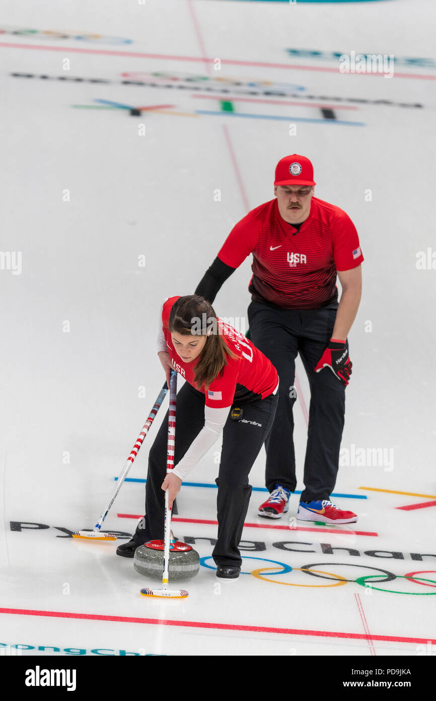 Matt et Rebecca Hamilton (USA) qui se font concurrence dans le double mixte, round robin de curling aux Jeux Olympiques d'hiver de PyeongChang 2018 Banque D'Images