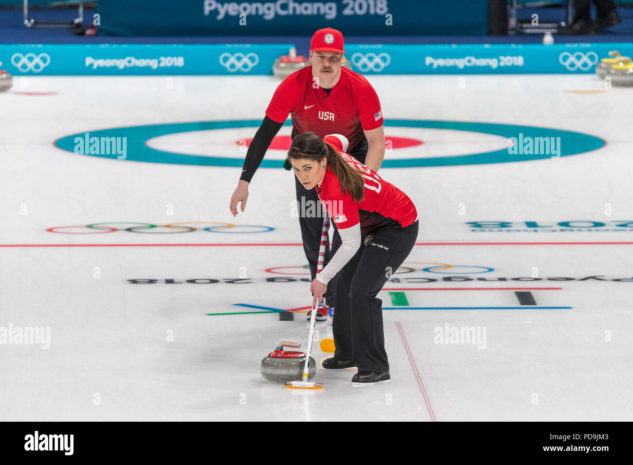 Matt et Rebecca Hamilton (USA) qui se font concurrence dans le double mixte, round robin de curling aux Jeux Olympiques d'hiver de PyeongChang 2018 Banque D'Images