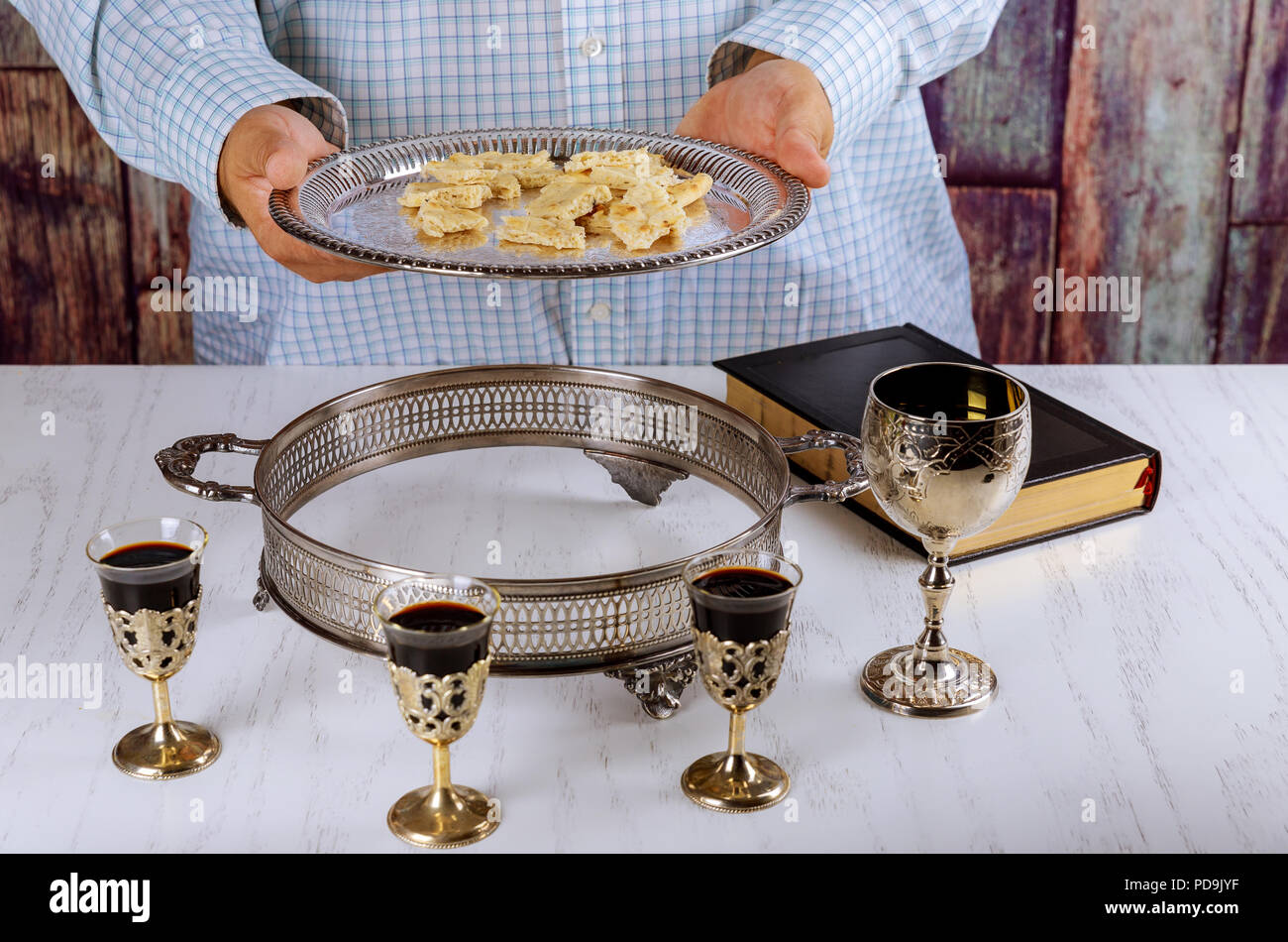 Symboles chrétiens la sainte communion sur table en bois à l'église.Prendre la Communion.tasse de verre de vin rouge, rompre le pain dans l'église au cours de la c Banque D'Images