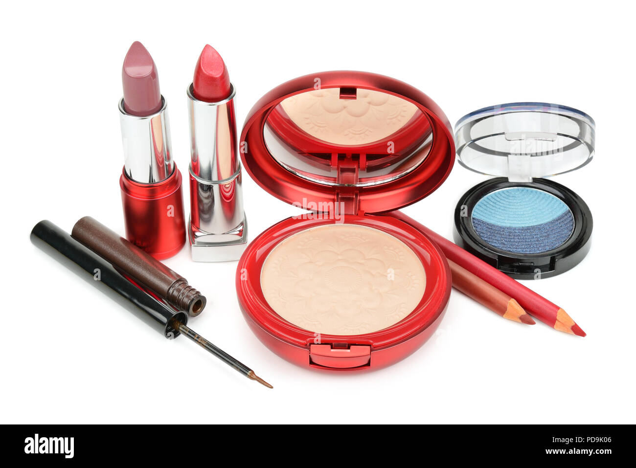 Ensemble de cosmétique décorative : poudre, ombre à paupières, rouge à lèvres et crayons contour isolé sur fond blanc. Banque D'Images