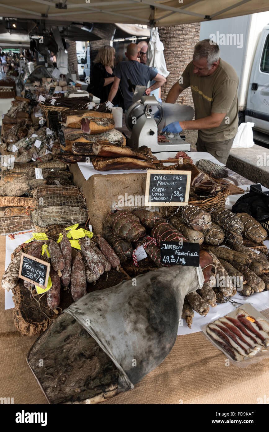 Une sélection de charcuterie Corse produits localement, des saucisses et du port fumé en vente sur un marché en plein air de la Place de Maréchal dans l'ancienne cité génoise quarte Banque D'Images