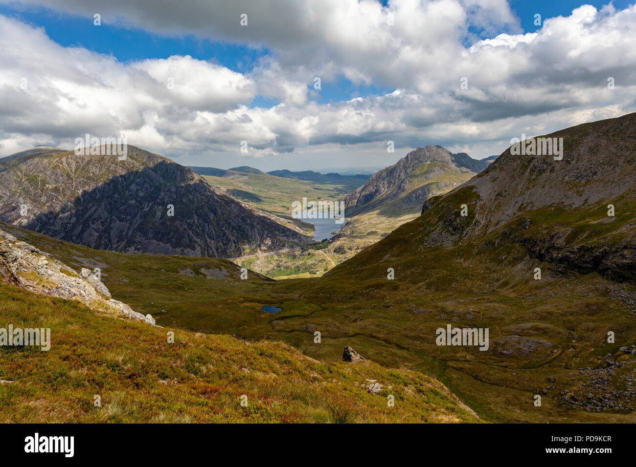 Une vue sur la vallée d'Ogwen Y Bwlch Cywion, une partie de la gamme Glyderau Snowdonia, Banque D'Images