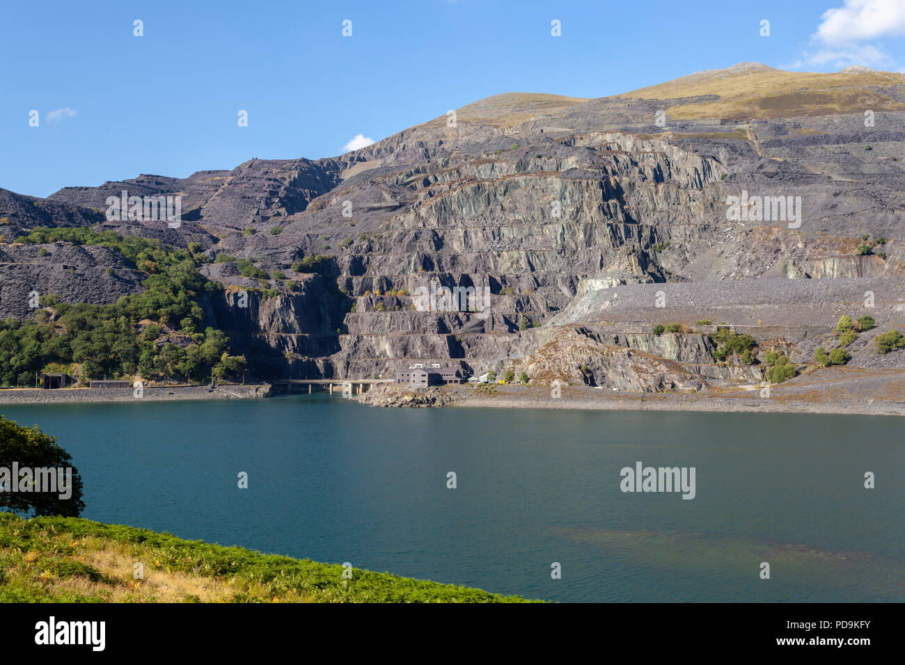 L'énorme Dinorwic ardoise sur le côté d'Elidir Fawr. Vue sur le lac Llyn Peris de Dinorwig à accumulation de la pompe. Banque D'Images