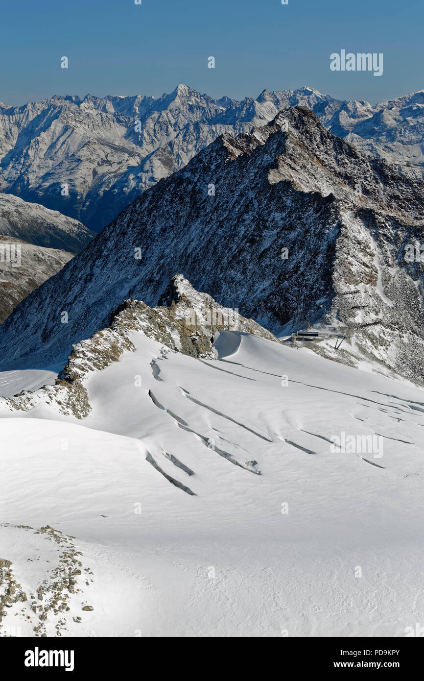 Rettenbach glacier crevassé, et point de vue sur les Alpes de l'Ötztal, l'cône noir, Sölden, Ötztal, Tyrol, Autriche Banque D'Images