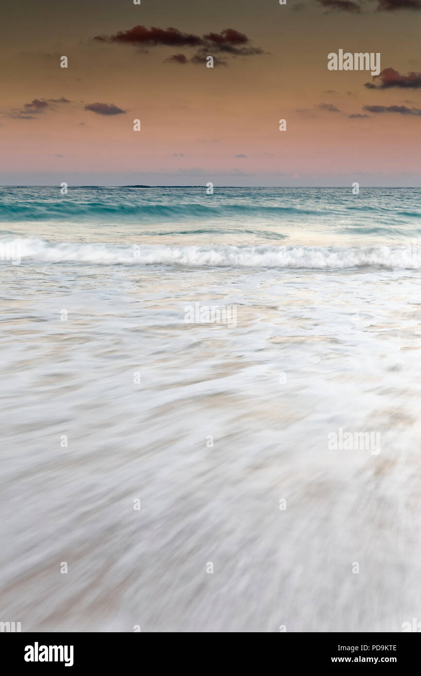 Au cours de surf crépuscule sur la mer, Playa Bavaro, Punta Cana, République Dominicaine Banque D'Images