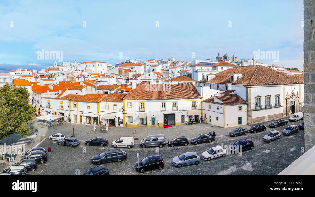 Cityscape les toits de la vieille ville, avec parking voitures, Evora, Alentejo, Portugal Banque D'Images