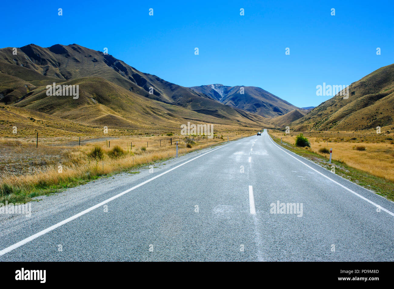 Paysage de montagne avec la route autour du col Lindis, île du Sud, Nouvelle-Zélande Banque D'Images