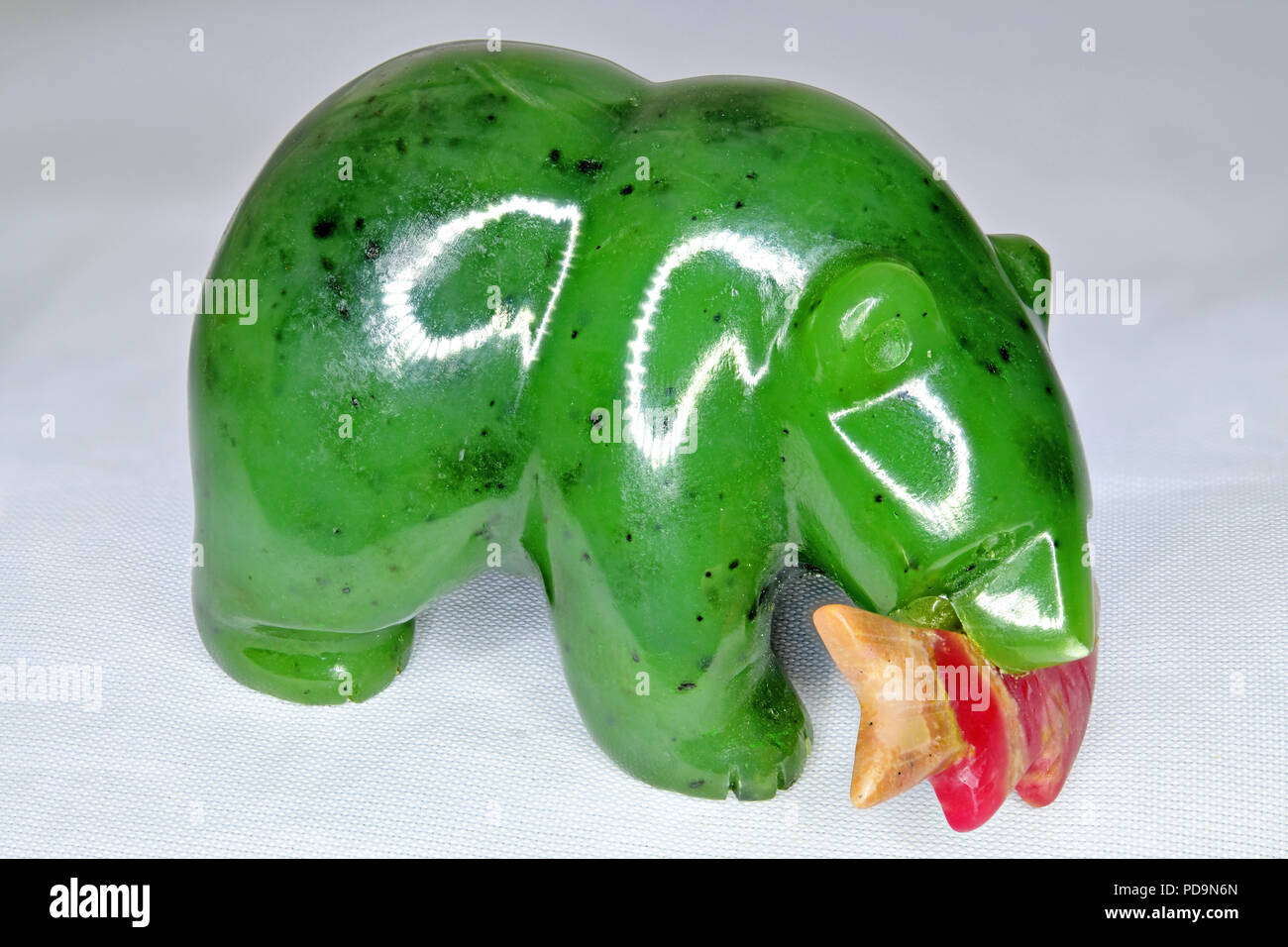 L'ours Kodiak Alaska Eskimo Inuit saumon pêché manger des sculptures en pierre polie Banque D'Images