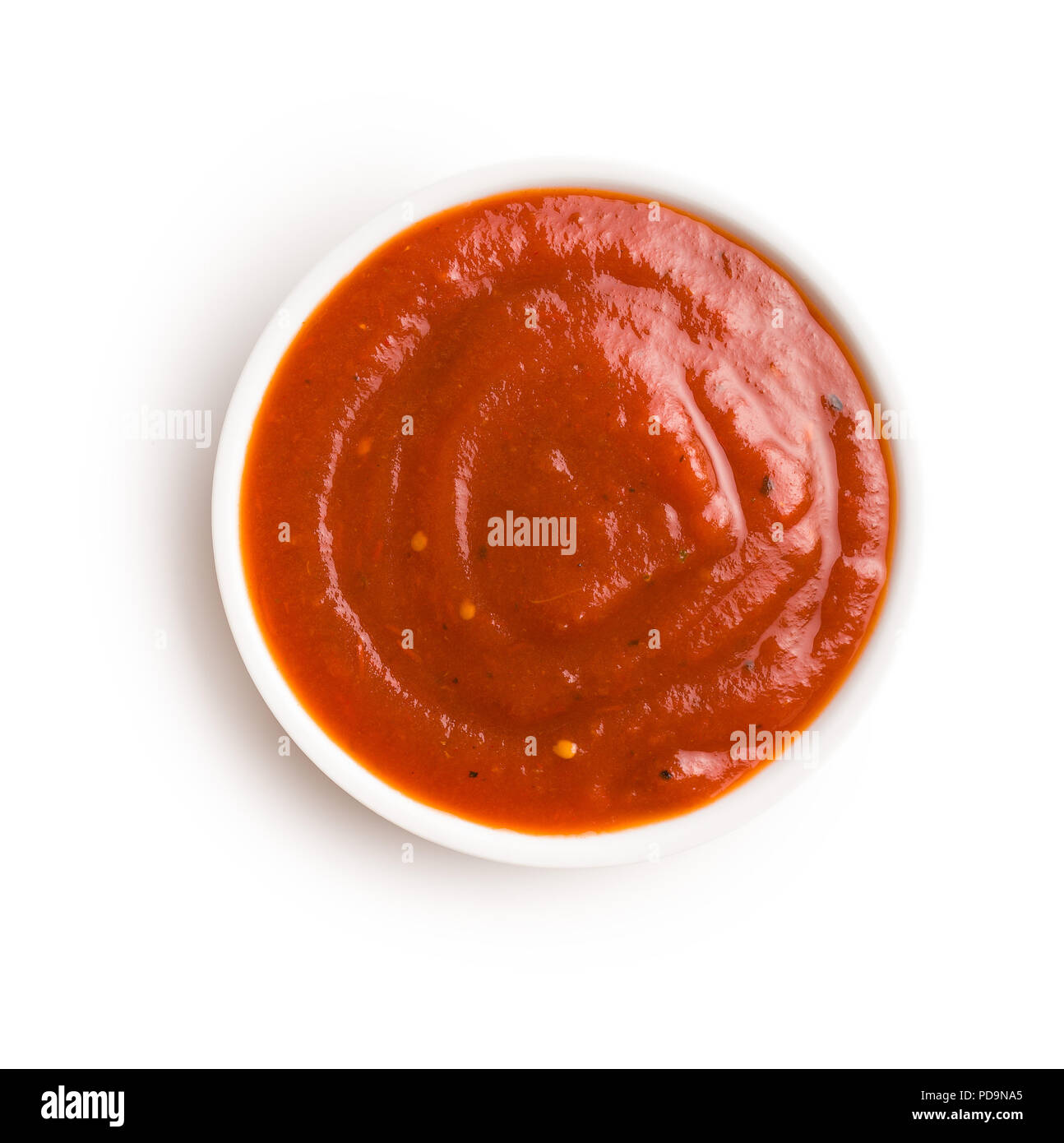 Ketchup rouge savoureux dans un bol isolé sur fond blanc. Banque D'Images
