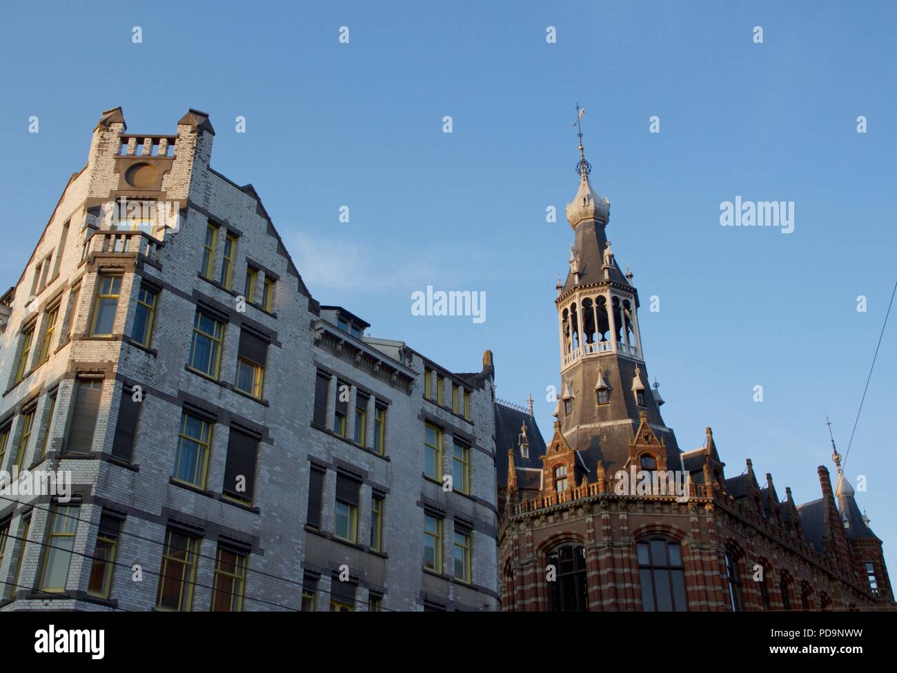 Raadhuisstraat au coucher du soleil, dont l'ancien bâtiment du bureau de poste principal d'Amsterdam qui est maintenant le Centre de Magna Plaza Banque D'Images