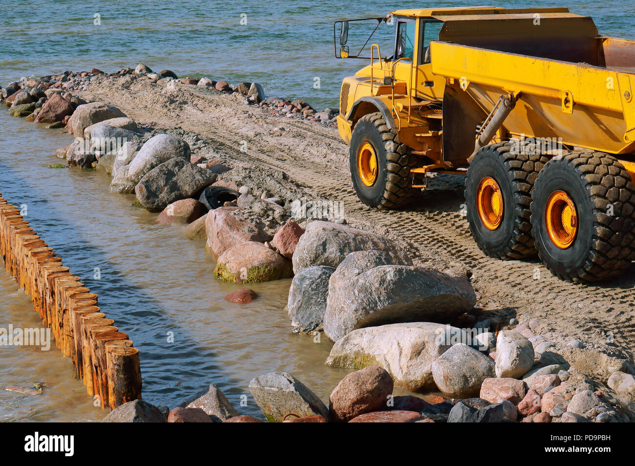 L'équipement de construction sur la rive, la construction de brise-lames, des mesures de protection du littoral Banque D'Images