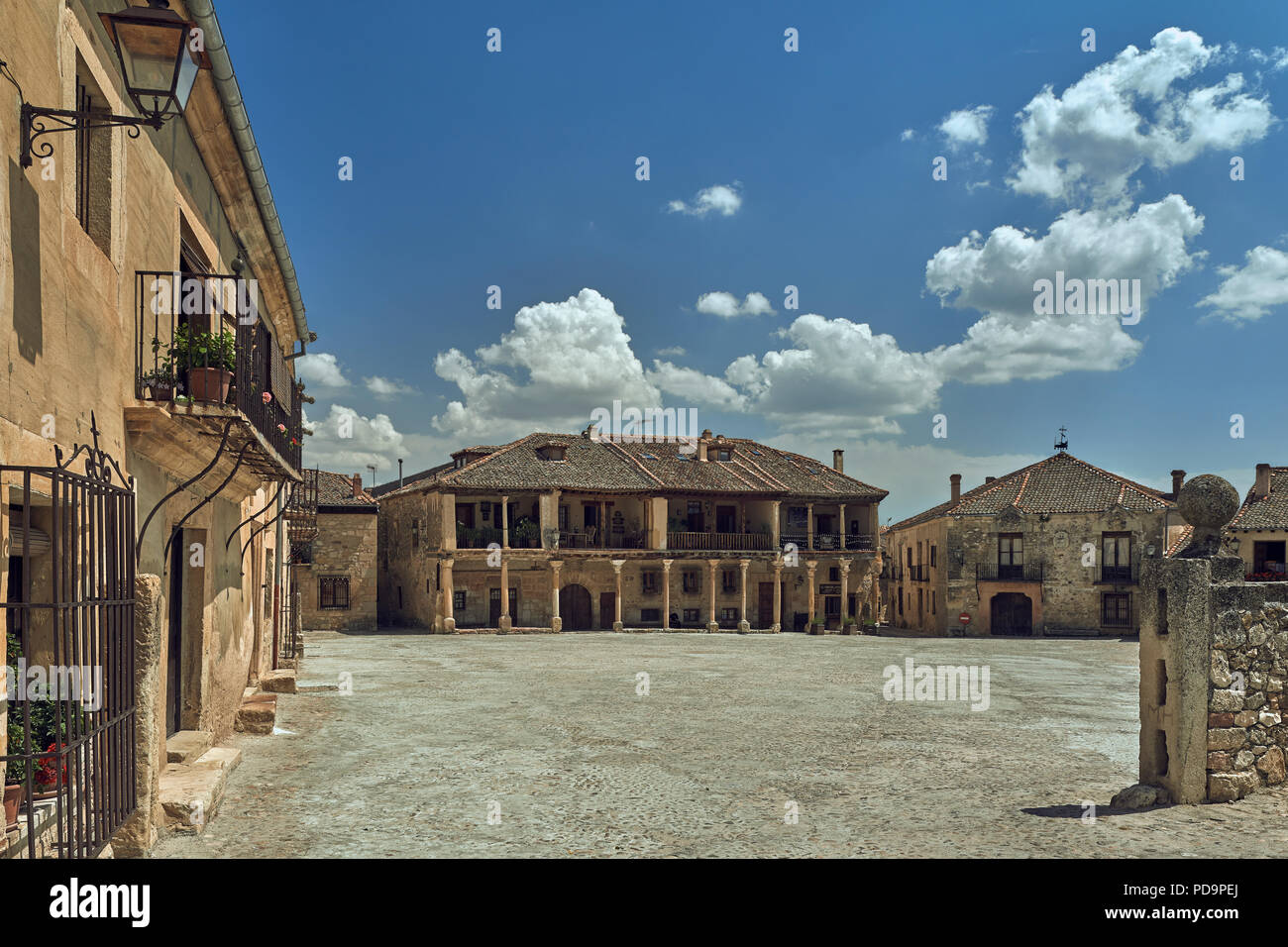 Anciens bâtiments médiévaux dans la place principale du village de Pedraza, Ségovie, Castille et Leon, Espagne, Europe Banque D'Images