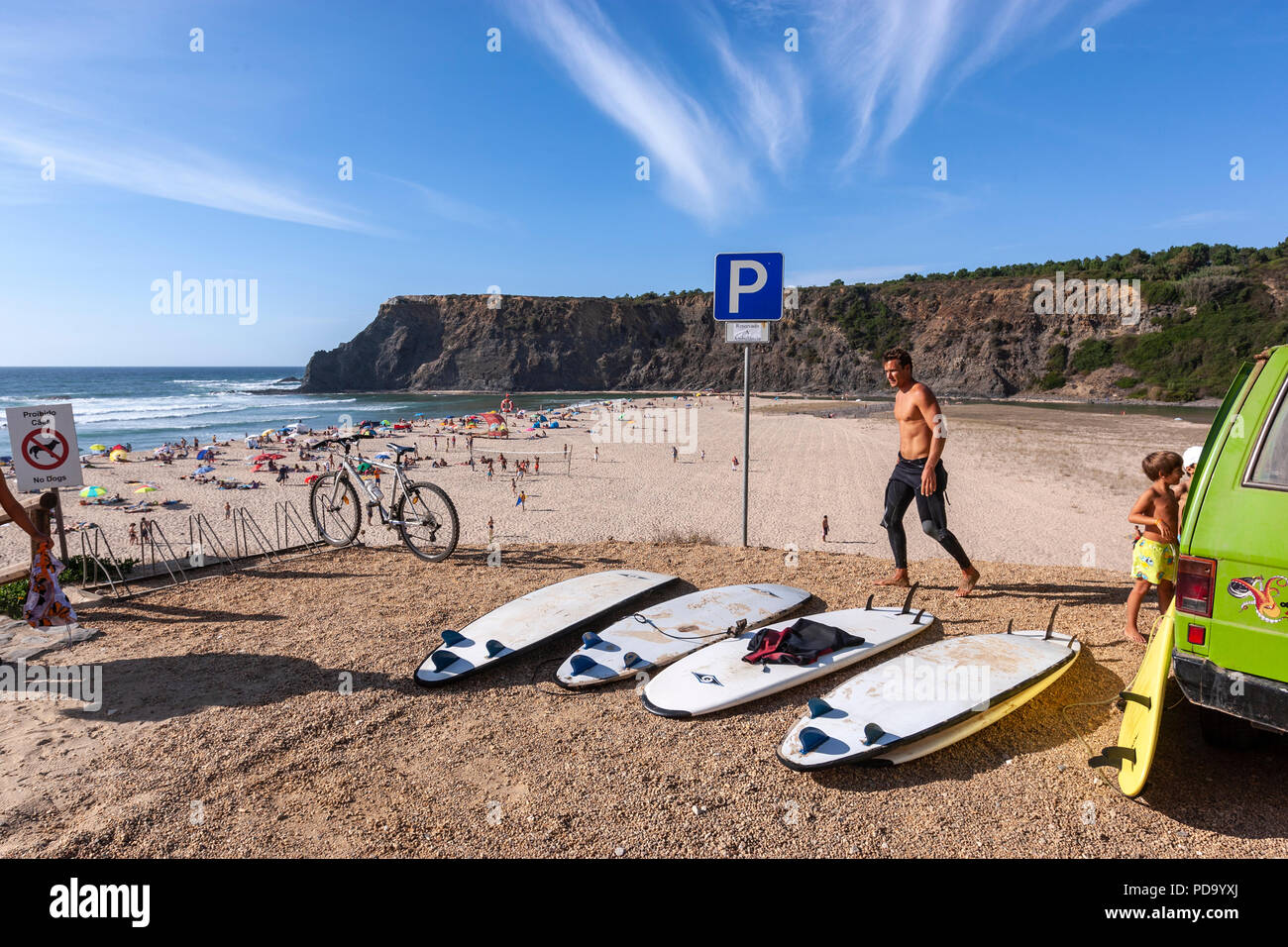 Les surfers, avec leur planche de surf à la plage, Praia de Odeceixe Mar, Aljezur, Algarve, Portugal. Banque D'Images