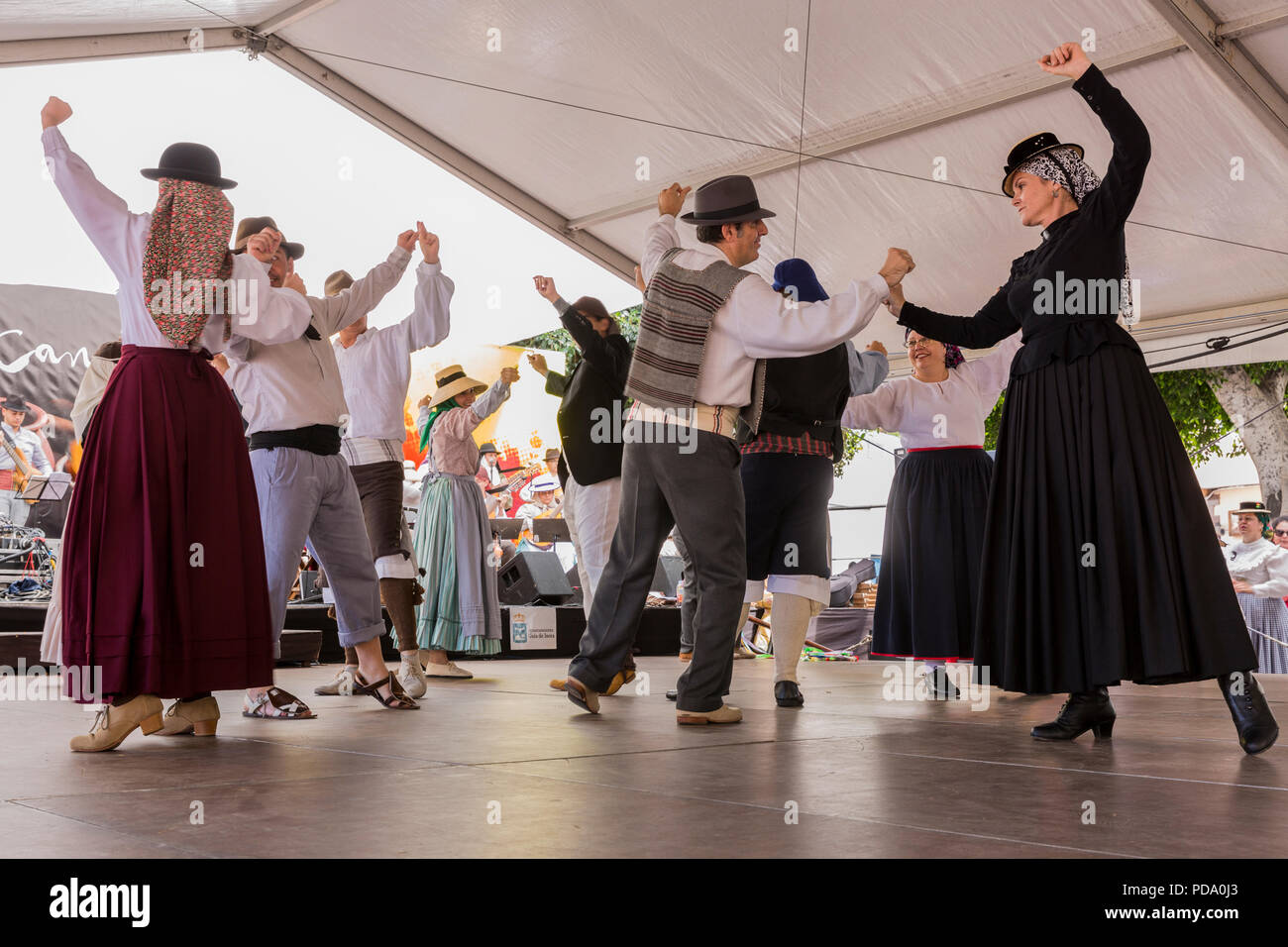 Alcala, Tenerife, Canaries. 30 mai 2018. Musiciens et danseurs de groupes folkloriques locales effectuant la chanson traditionnelle et de la danse dans l'trad typique Banque D'Images