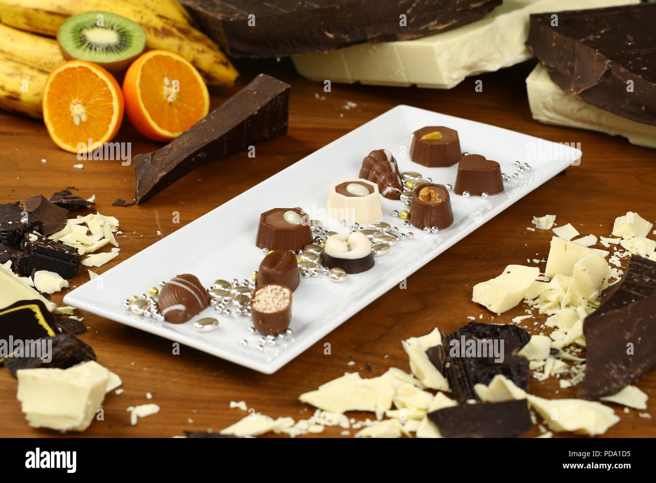 Des barres de chocolat, pralines et truffes de différents types Banque D'Images
