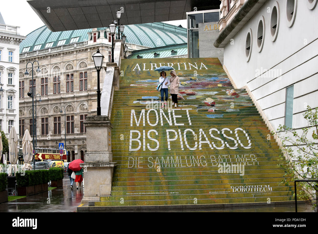 Couple dans la pluie sur les marches de l'Albertina Museum de Vienne, Autriche Banque D'Images