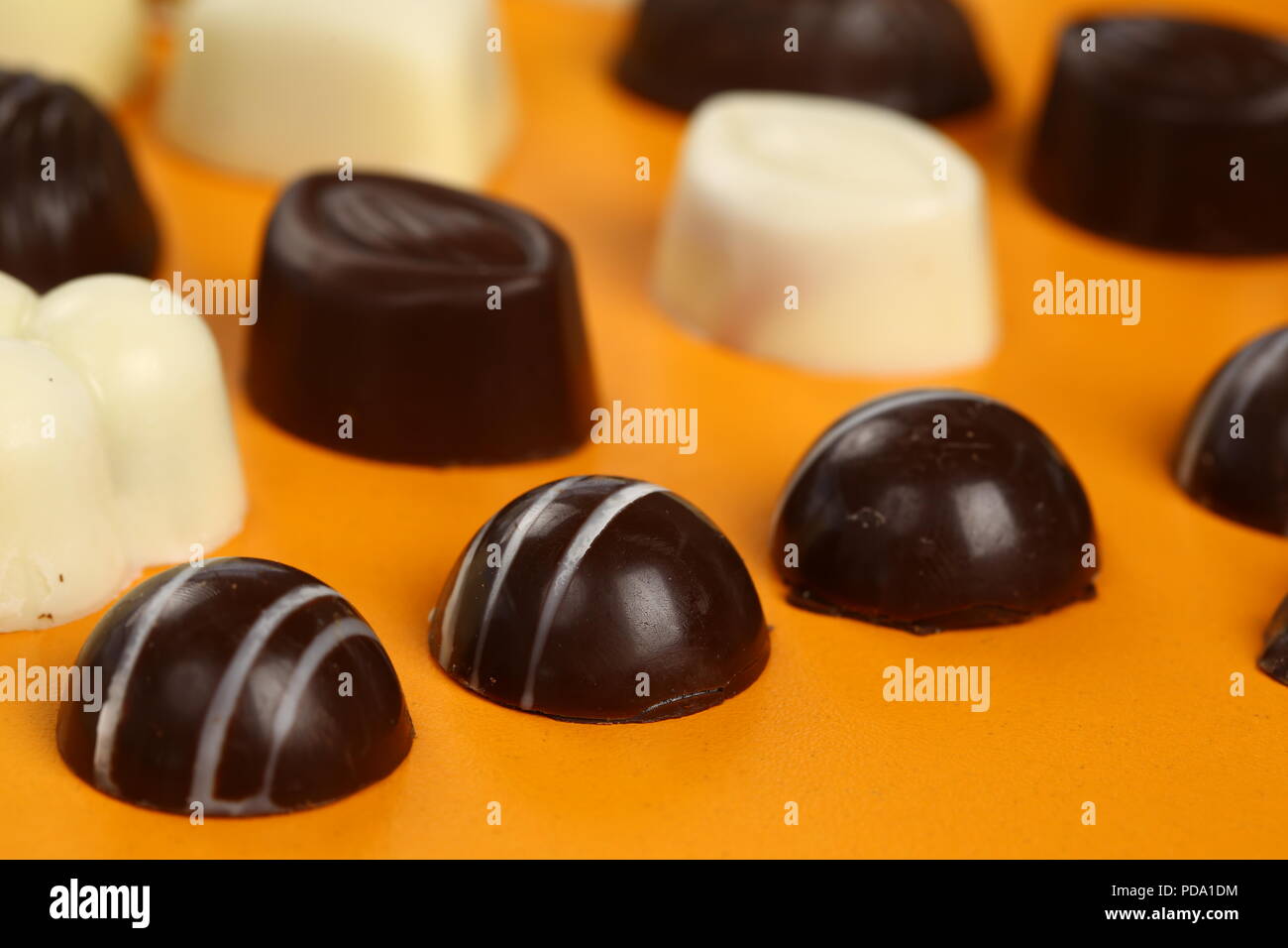 Des barres de chocolat, pralines et truffes de différents types Banque D'Images