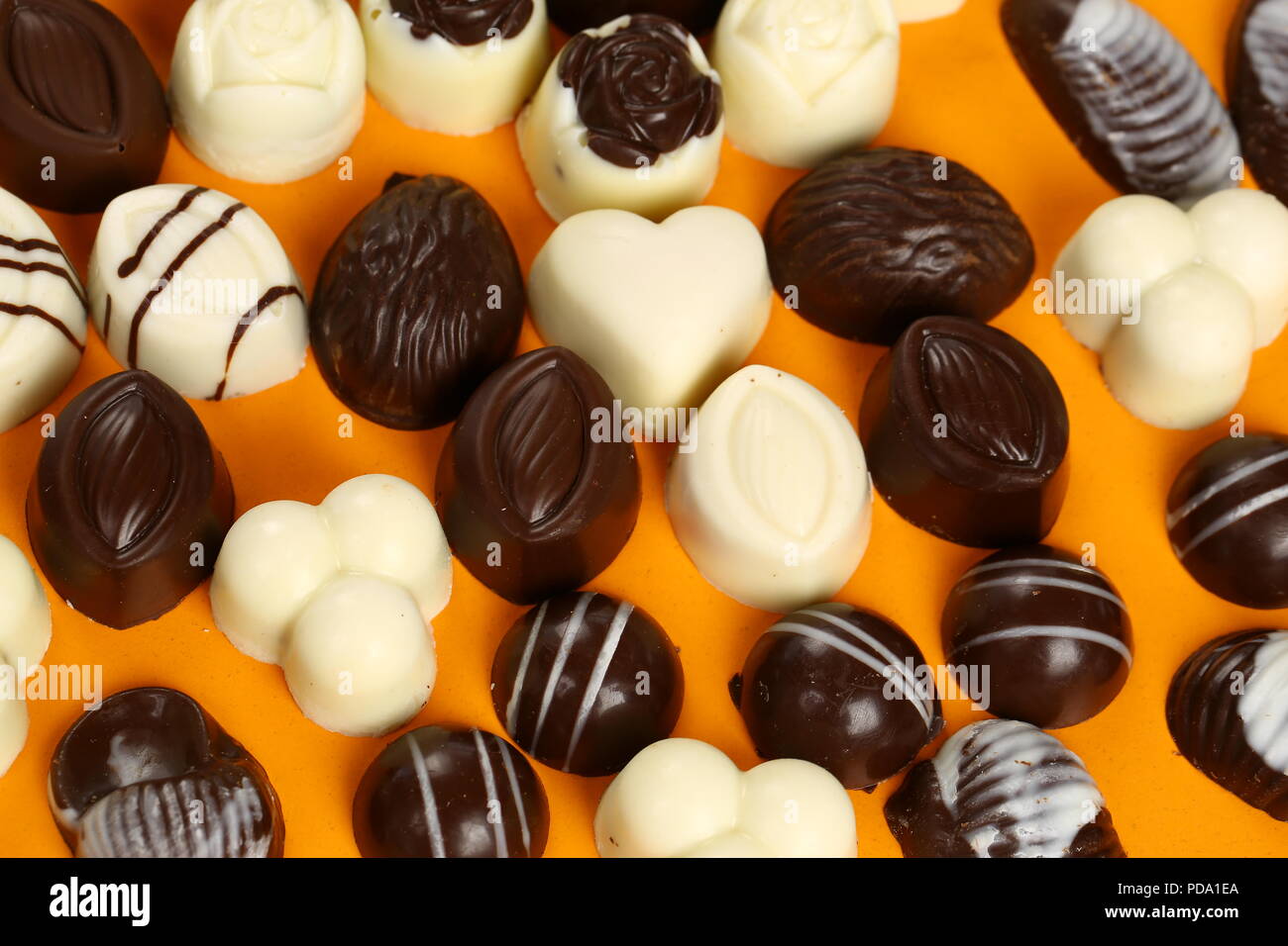 Des barres de chocolat, pralines et truffes de différents types Banque D'Images